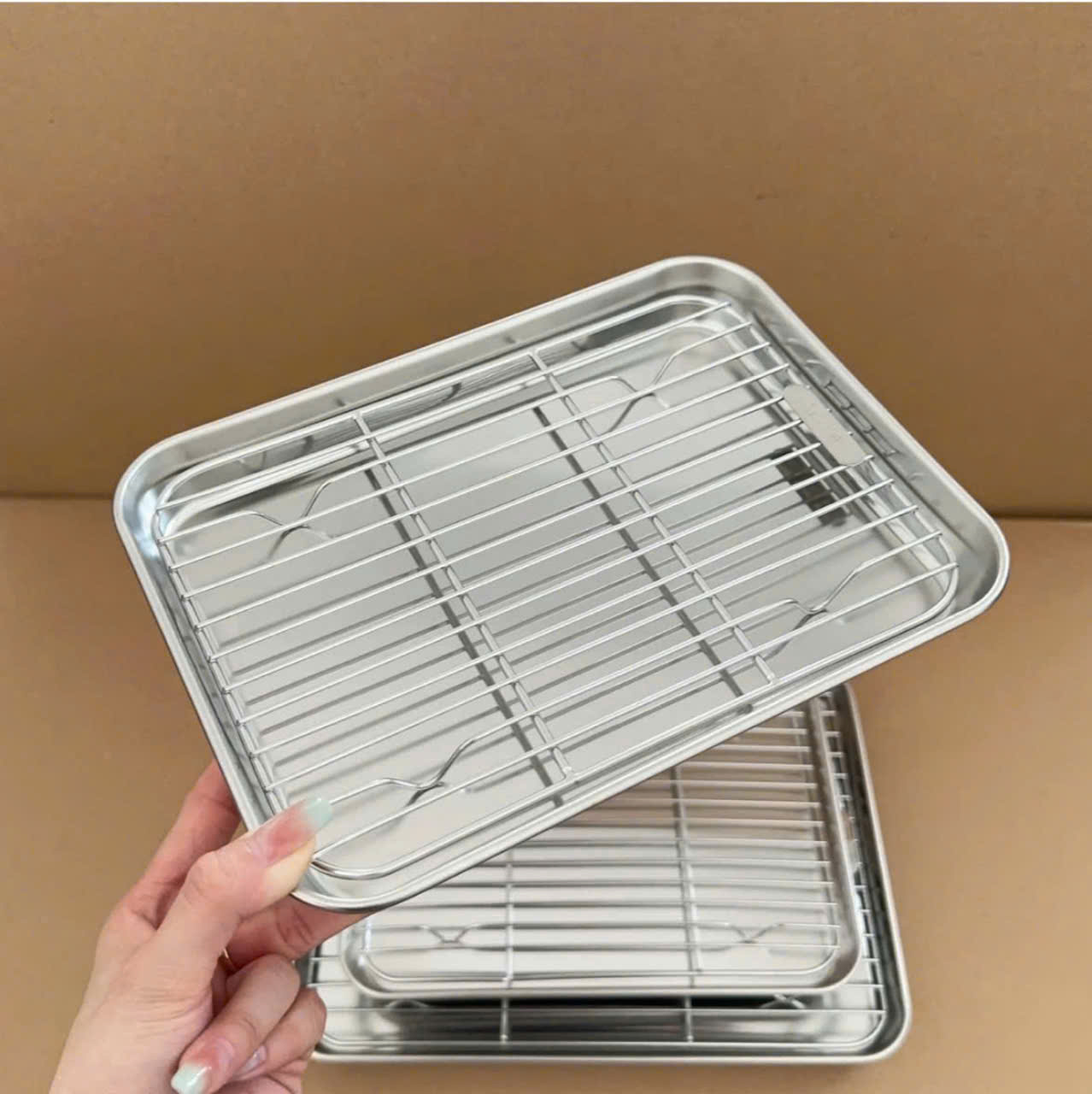 KHAY INOX CHỮ NHẬT KÈM VỈ LƯỚI – CỨU TINH CHỊ EM ĐAM MÊ CHIÊN RÁN!