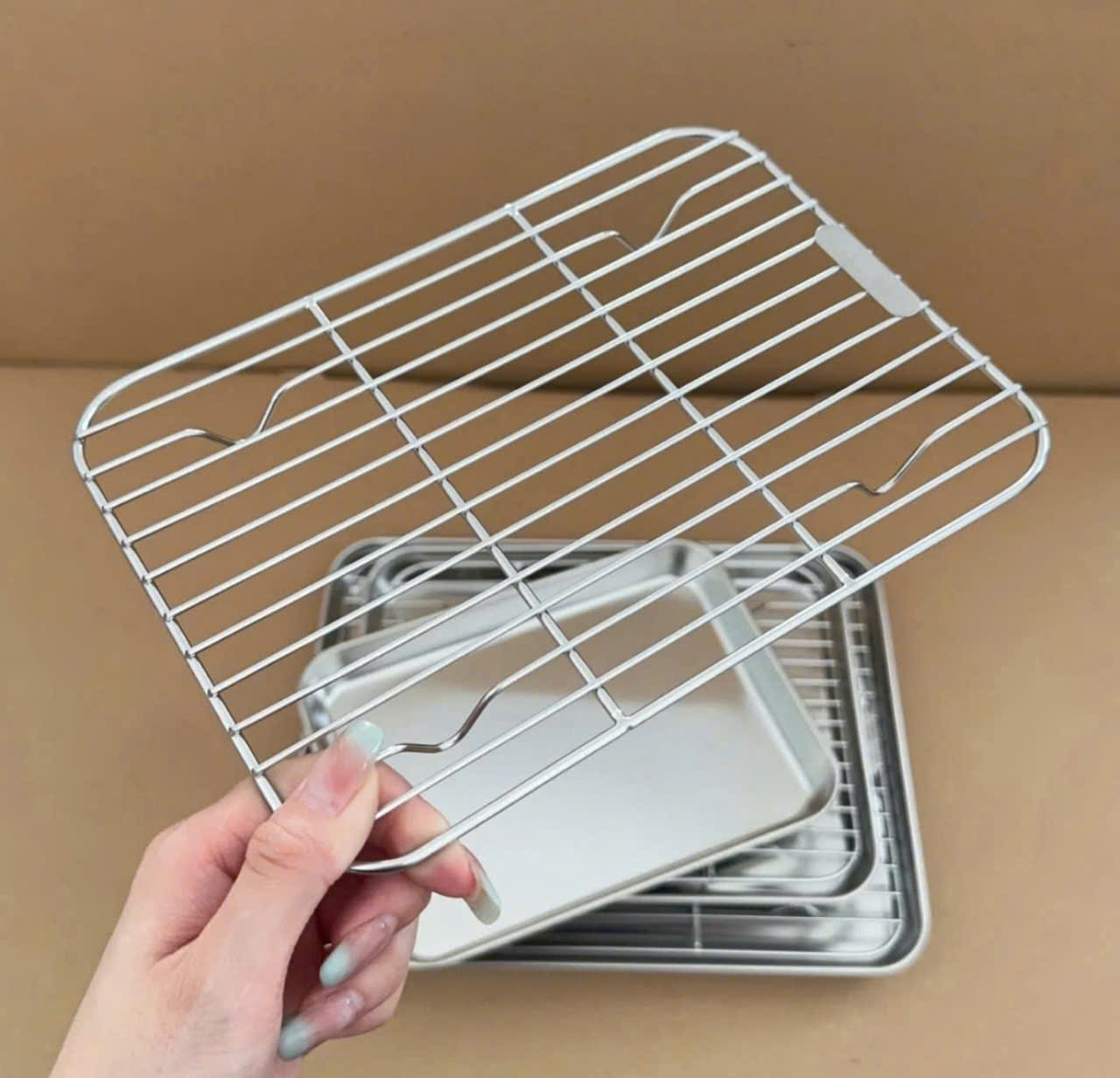 KHAY INOX CHỮ NHẬT KÈM VỈ LƯỚI – CỨU TINH CHỊ EM ĐAM MÊ CHIÊN RÁN!