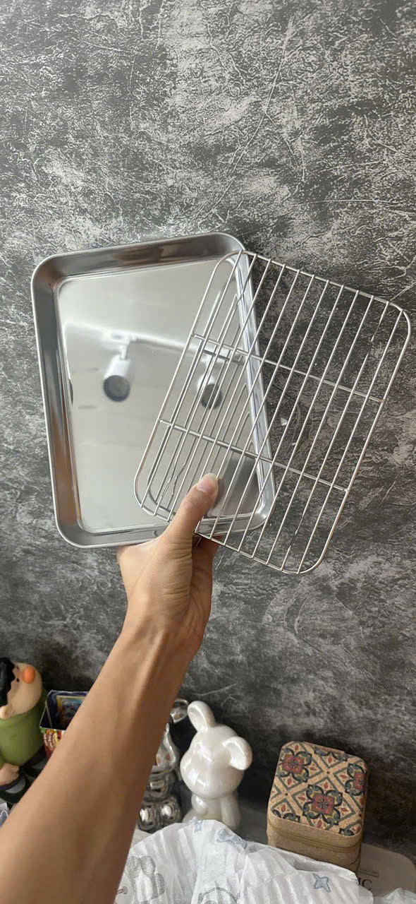 KHAY INOX CHỮ NHẬT KÈM VỈ LƯỚI – CỨU TINH CHỊ EM ĐAM MÊ CHIÊN RÁN!