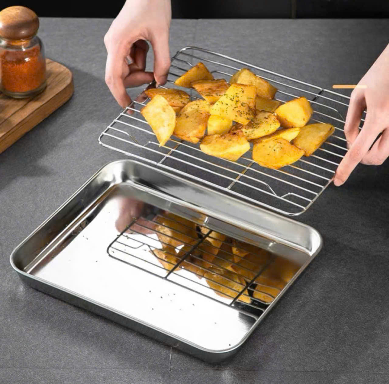KHAY INOX CHỮ NHẬT KÈM VỈ LƯỚI – CỨU TINH CHỊ EM ĐAM MÊ CHIÊN RÁN!