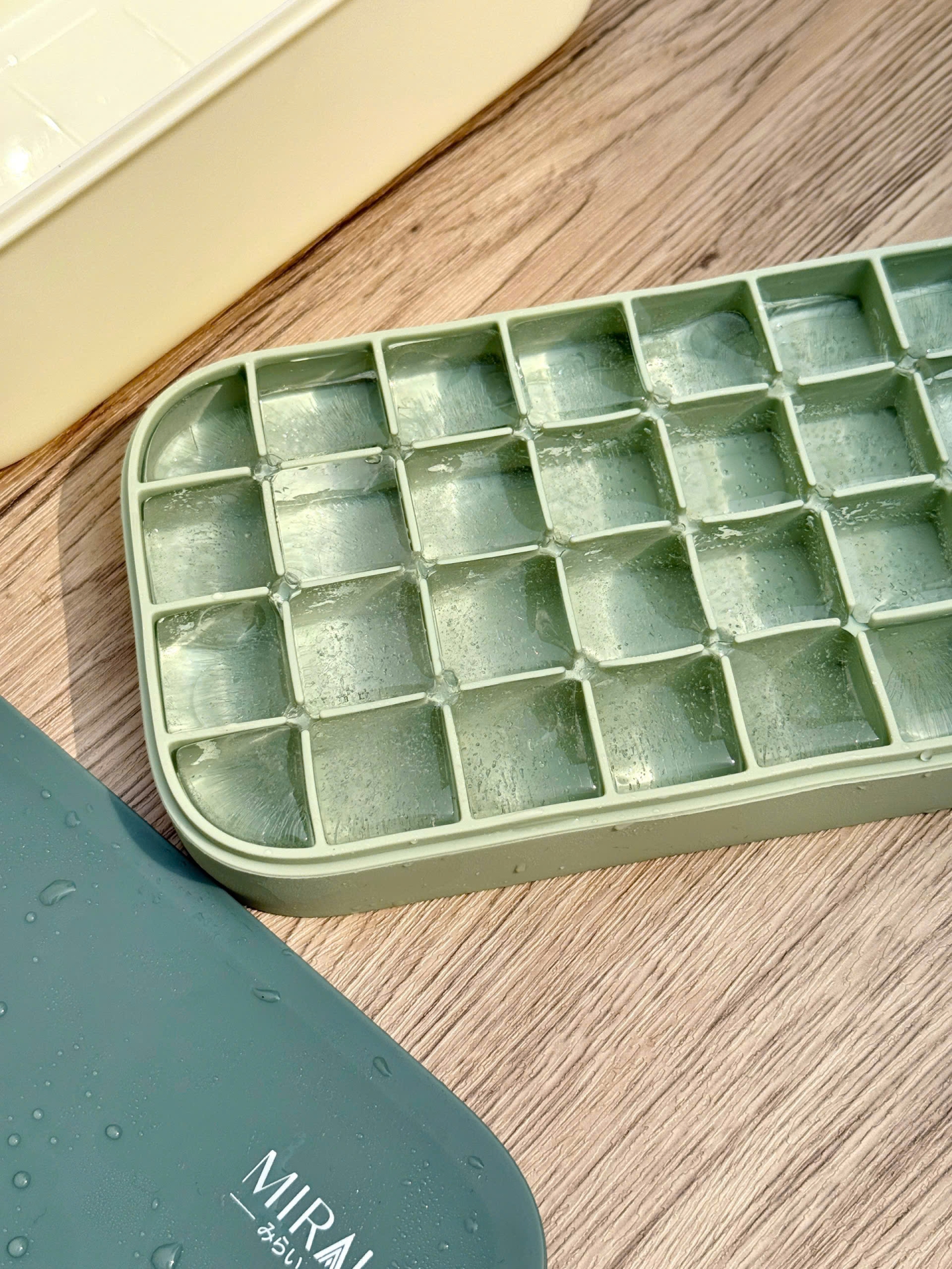 Hộp 2 Khay Đá Silicon Có Nắp Đậy & Khay Trữ Đá Mirai