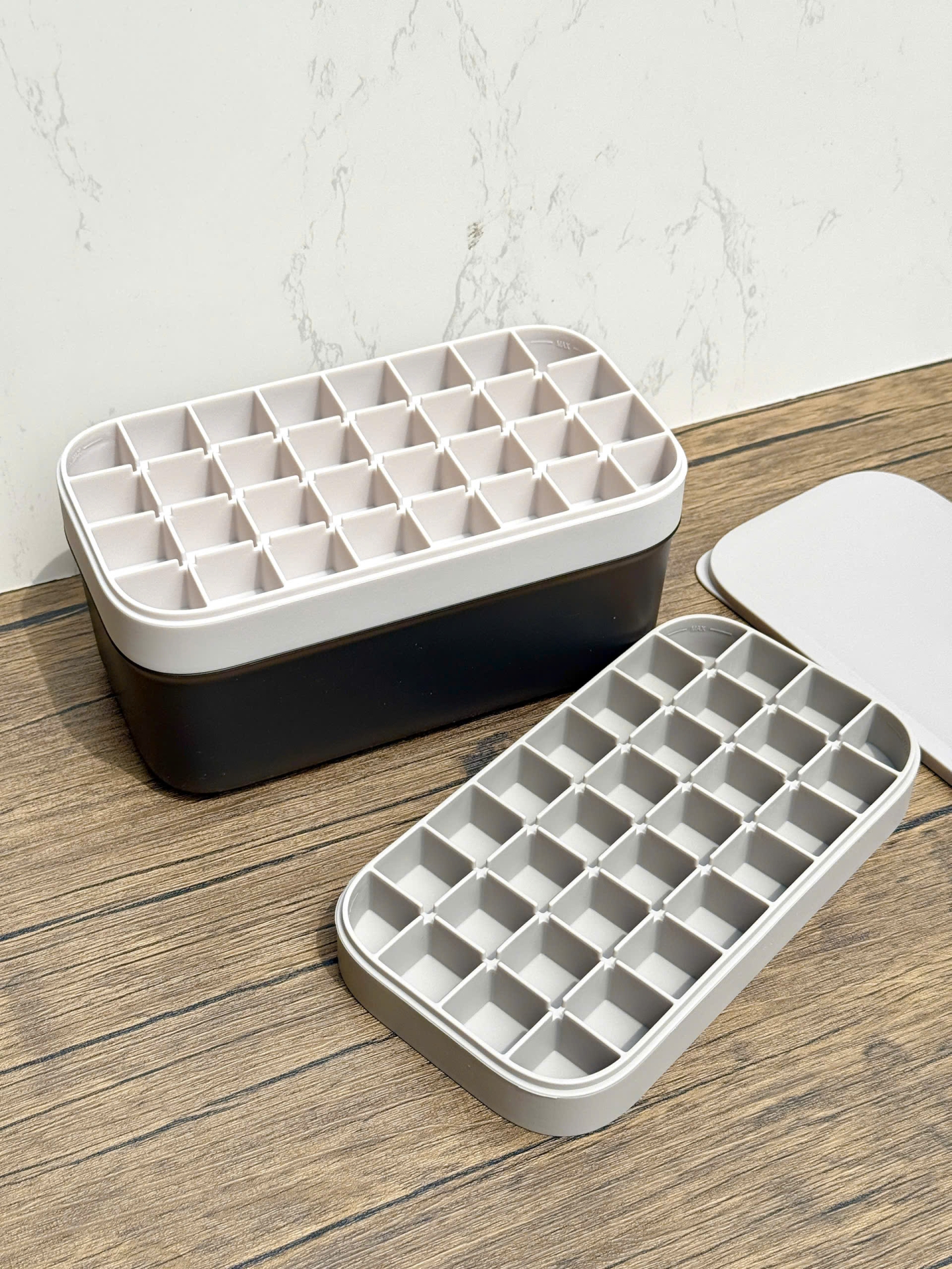 Hộp 2 Khay Đá Silicon Có Nắp Đậy & Khay Trữ Đá Mirai