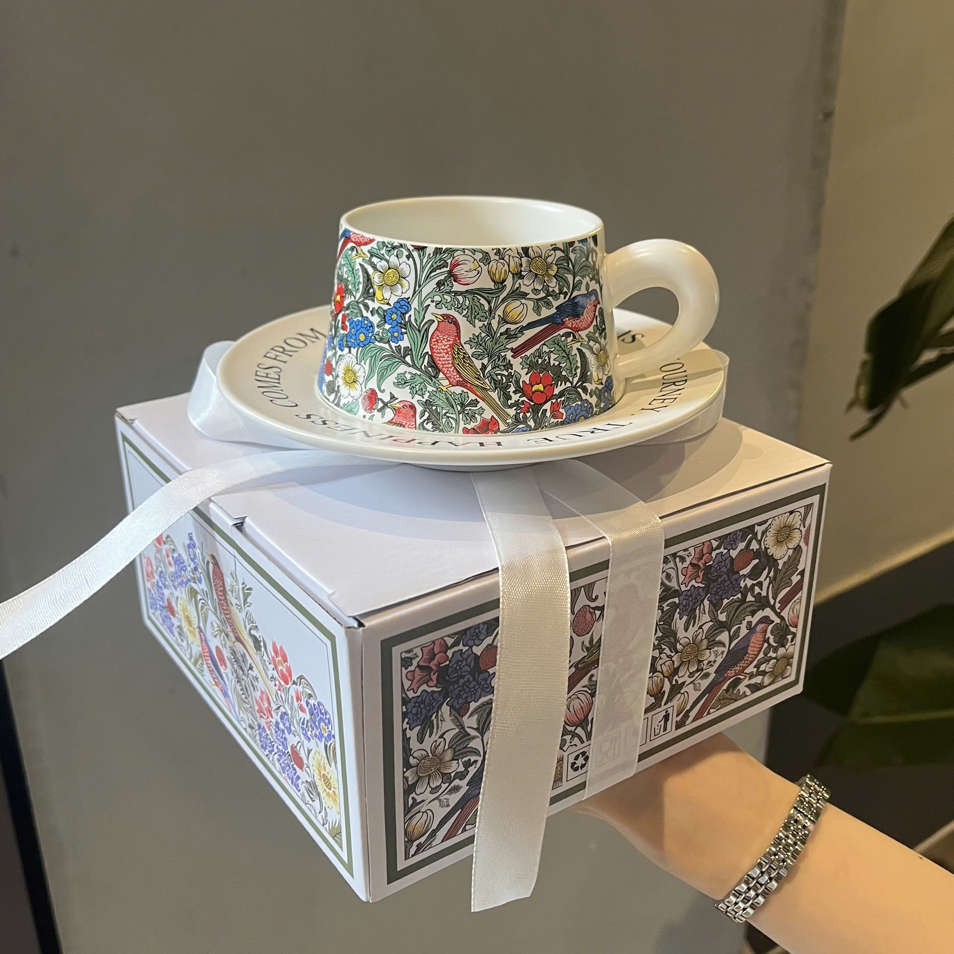 Set 2 tách trà, cafe kèm đĩa đựng (1 đen, 1 trắng)