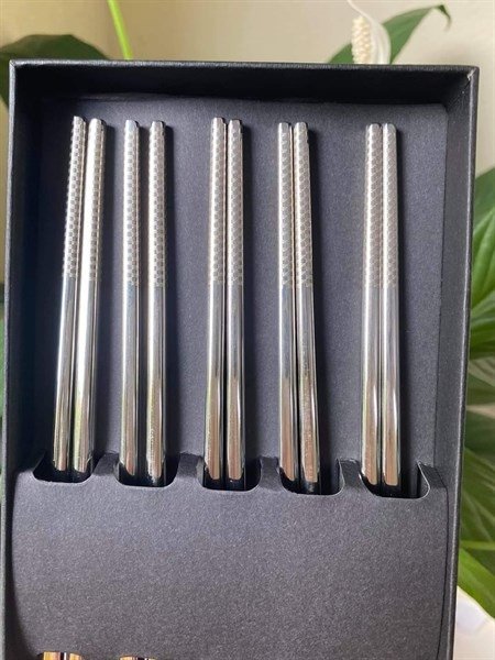 Set 5 đôi đũa inox 304 đặc ruột Japan mẫu hoa văn màu bạc